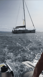 VIII. Am nächsten Morgen entschieden wir uns für den ersten Landausflug: wir fuhren mit dem Dinghi an Land 