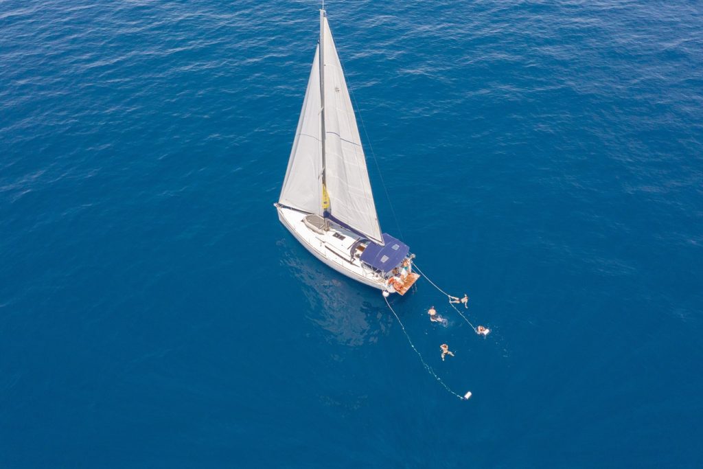 Yacht auf weitem blauen Meer | sailwithus