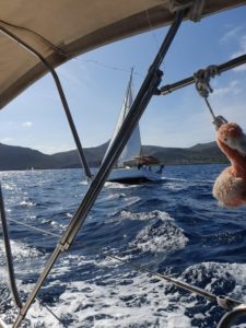 Nicht zu vergessen: die Segelaction! Obwohl ich blutiger Anfänger war, hatte ich jeden Tag einen rießen Spaß an Bord und lernte unglaublich viel über die Tage!