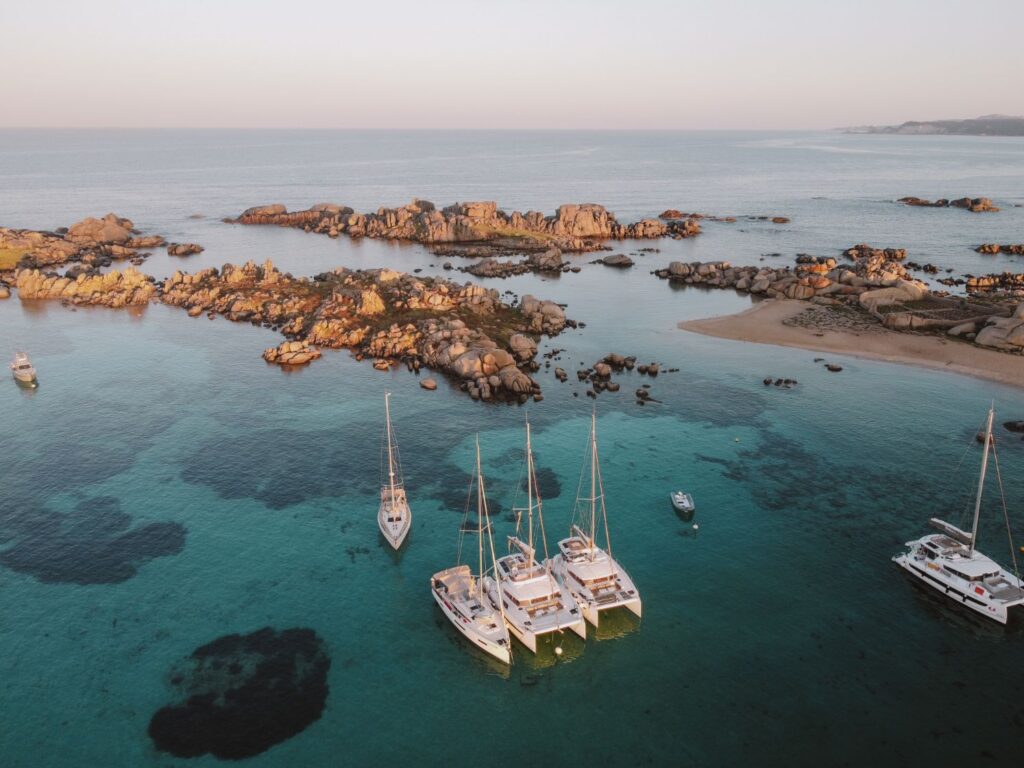 Segelyachten und Katamarane in der Bucht