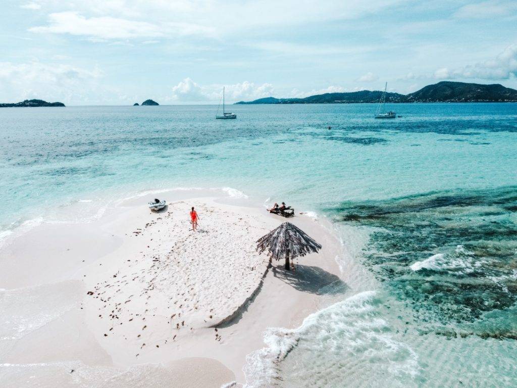 Drohnenaufnahme einer kleinen weißen Sandinsel im Meer