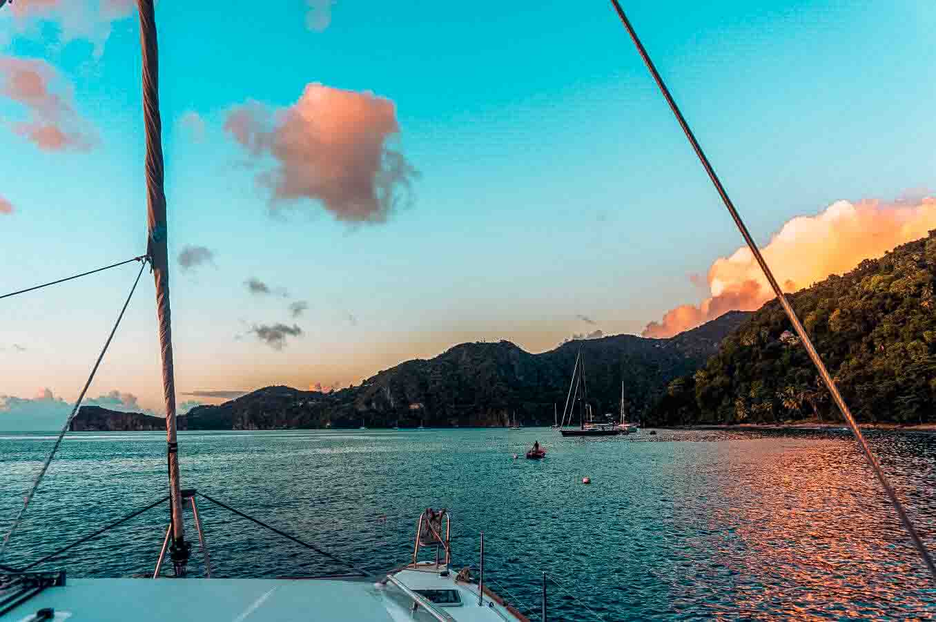 Traumhafter Sonnenuntergang Phuket in Thailand mit atemberaubenden Farben die sich auf der Wasseroberfläche spiegeln