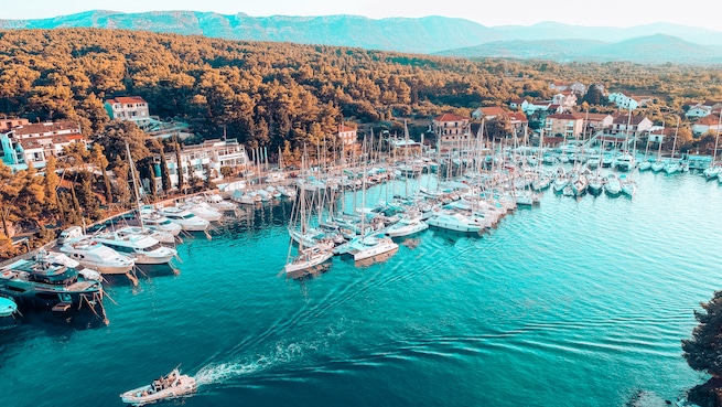 Bild aus der Luft auf Segelyachten, die in einer kleinen Marina liegen. sailwithus Kroatien