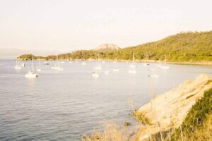 Große Bucht der C'ôte d'Azur mit zahlreichen Yachten und einem Berg im Hintergrund, entdeckt auf einer Wanderung