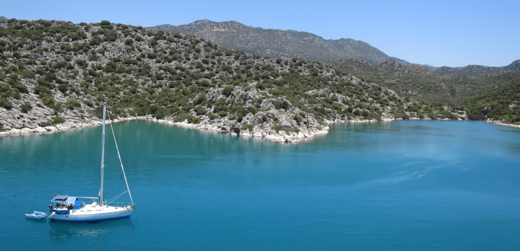 Segelyacht treibt auf klarem Wasser dahin - sailwithus Segeltörn