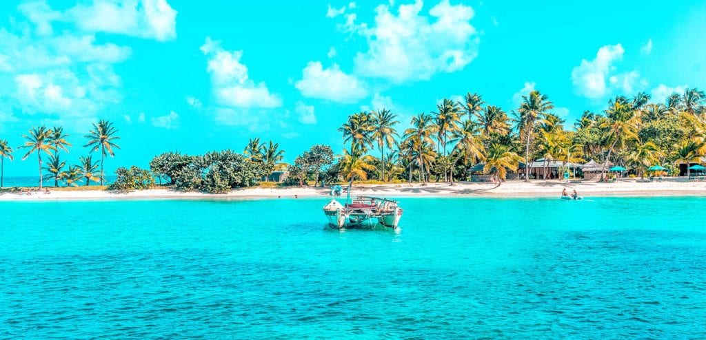 Segelyacht liegt vor Küste in der Karibik. Mitsegeln Karibik mit sailwithus