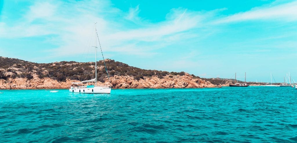 Segelyacht liegt vor Anker in toller Bucht in Sardinien