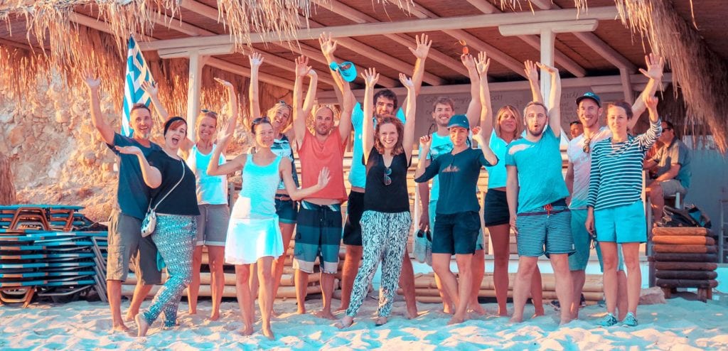 junge Crew freut sich auf ihrem Landgang im wunderschönen Urlaub mit sailwithus