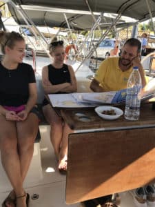 Als final alles verstaut war, sprachen wir mit unserem Skipper die Route für die nächsten Tage ab.