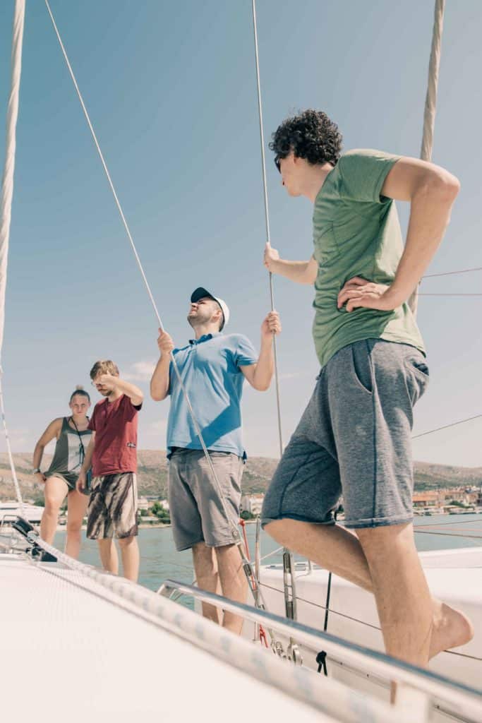 Skipper checkt die Segeln auf Yacht im Mittelmeer - sailwithus Urlaub