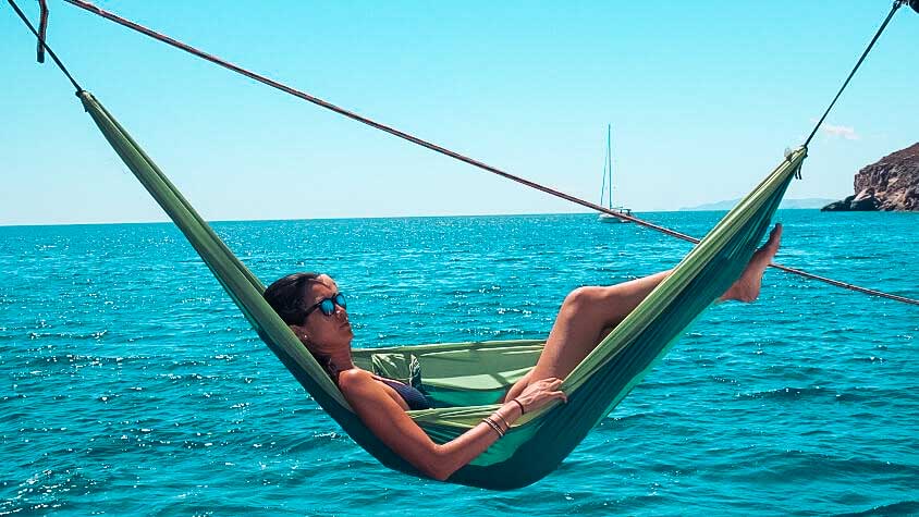 Entspanne in der Hängematte und genieße die Sonne | sailwithus