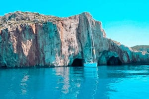 Felsen an der Küste in der Türkei mit Segelyacht