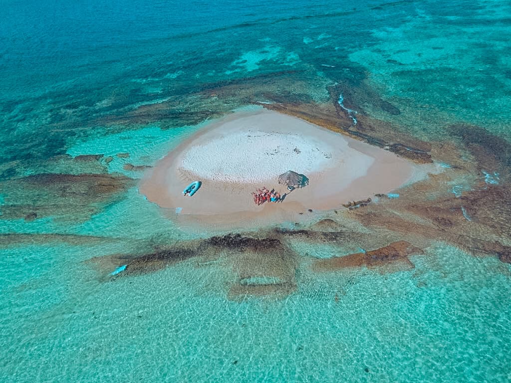 Kleine runde Sandbank mitten im Ozean mit dem Dinghy entdecken, einzigartige Crewerlebnisse | sailwithus