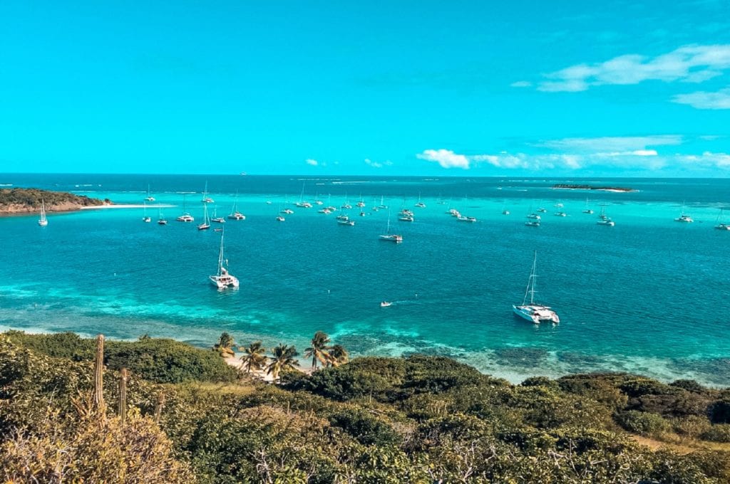 Große Bucht mit vielen Yachten und Katamaranen und tollen Meeresfarben