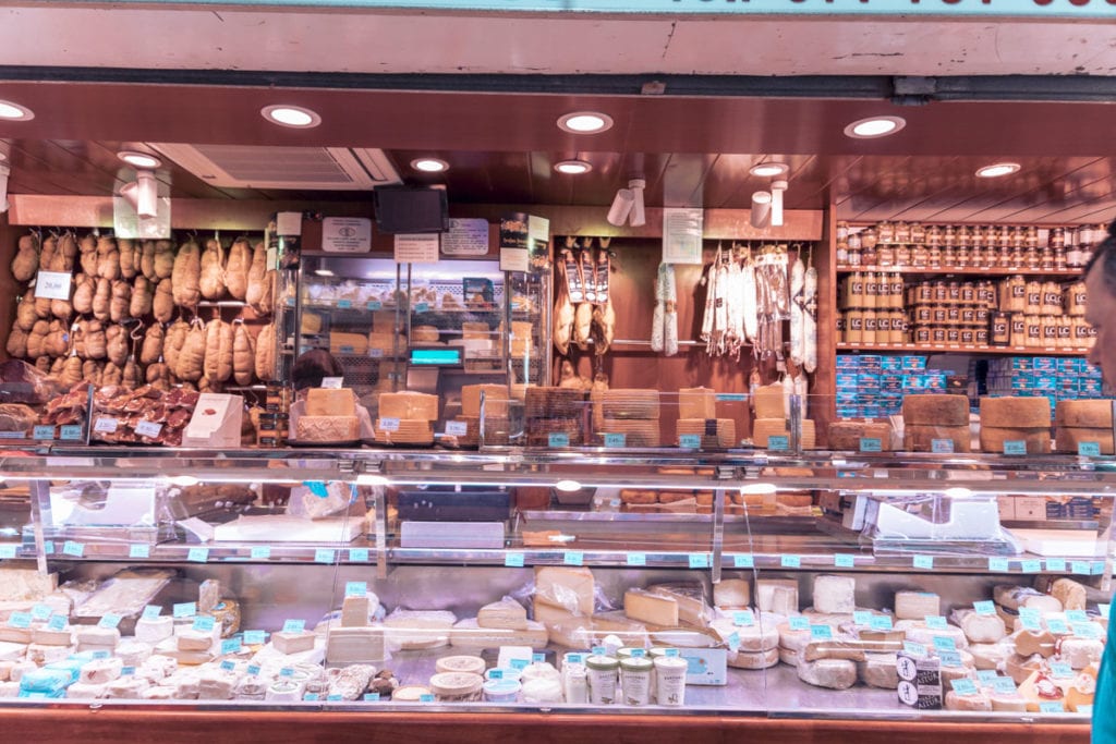 Käsetheke und Wursttheke mit frischen Waren und viel Auswahl, Ideal zum Kochen an Bord der Yacht