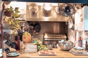 Kleines Familienrestaurant auf Mallorca mit offener Küche, Gaumenschmaus für die gesamte Crew