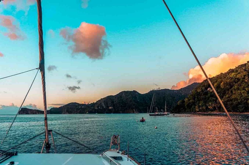 toller Blick auf Bergekette während des Sonnenuntergangs in der Karibik