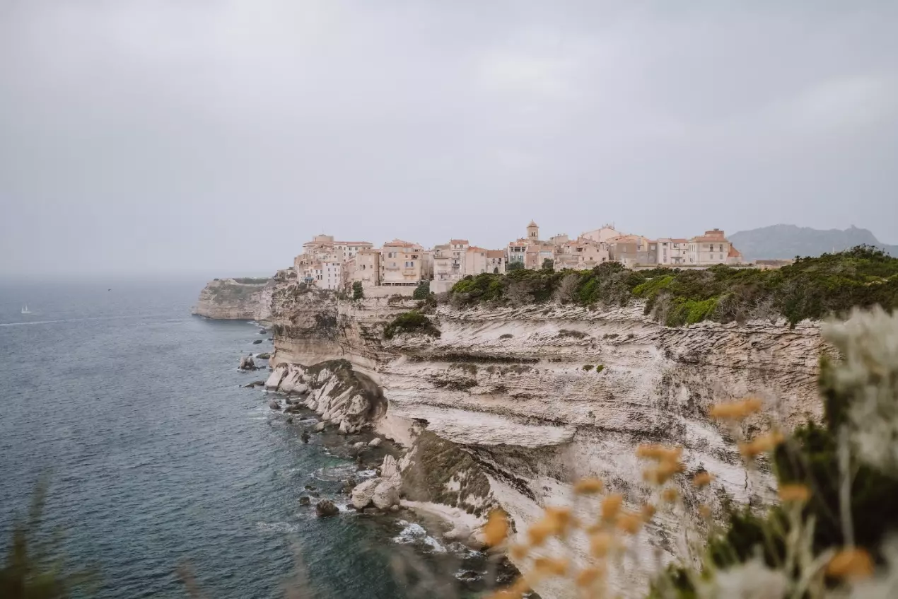 Steilküste von Bonifacio am Meer