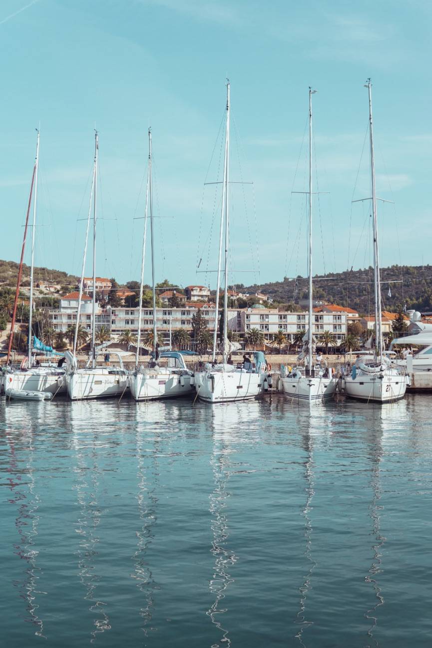 viele Segelyachten nebeneinander im Hafen