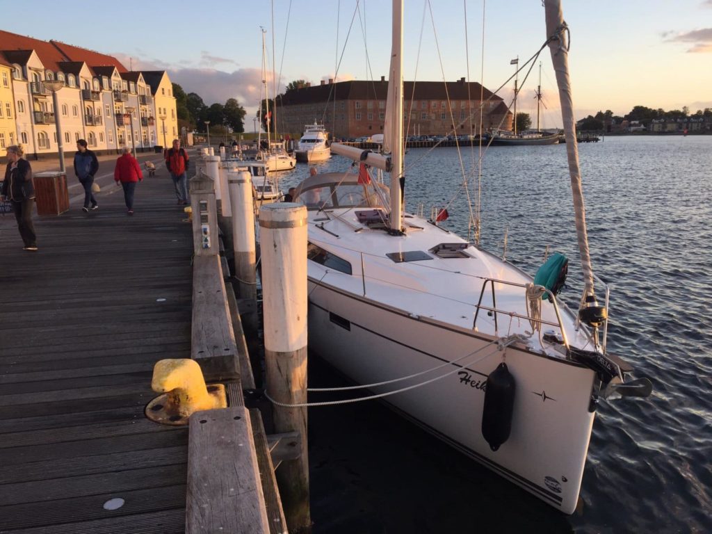 Steg mit Segelboot Norddeutschland Ostsee