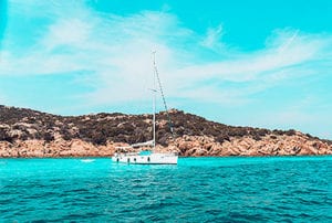 Segelyacht in türkisblauen Wasser | sailwithus