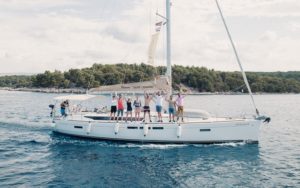 Gruppenbild mit der Drohne auf dem Segeltörn mit sailwithus