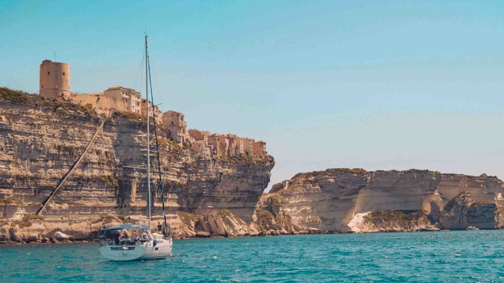 Segelyacht liegt vor Steilküste in Sardinien l sailwithus