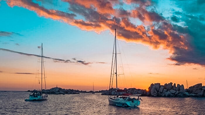 spektakulärer Sonnenuntergang auf Sardinien im Mittelmeer