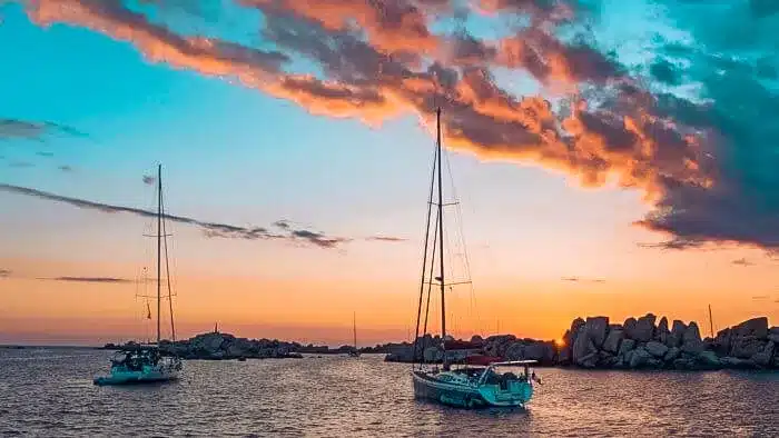 spektakulärer Sonnenuntergang auf Sardinien im Mittelmeer