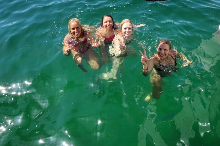 Die Crew von der Segelrundreise genießt gemeinsam das klare Wasser und die tolle Unterwasserwelt