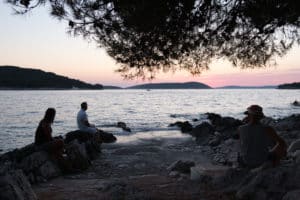 Gemeinsam mit junger Crew den Sonnenuntergang anschauen l sailwithus