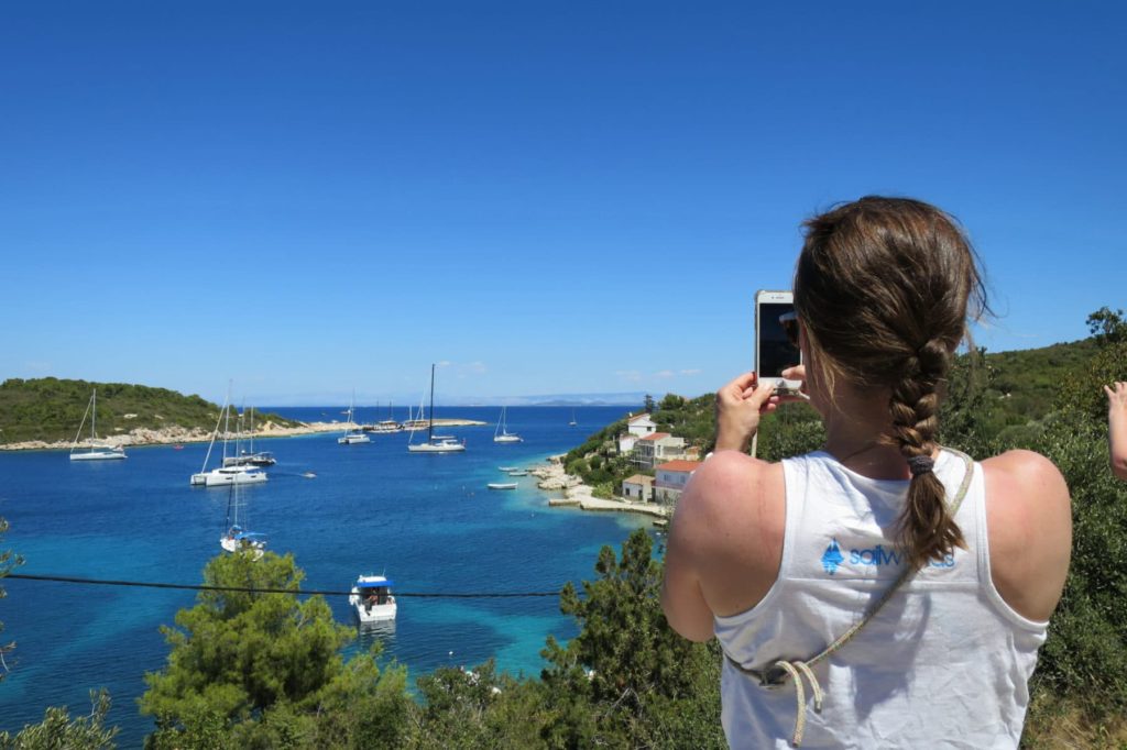 Genieße den Ausblick auf Eure Yacht, die in einer wunderschönen Bucht auf Euch wartet | sailwithus