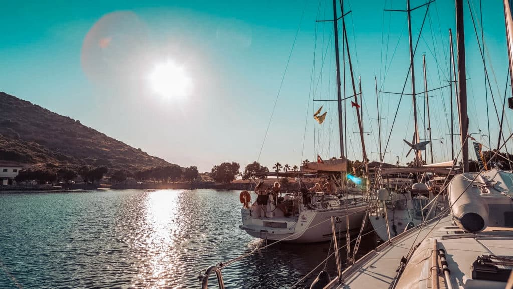 Die Sonne genießen an Deck der Segelyacht