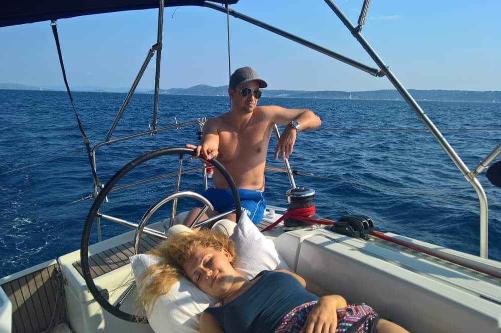 Kleines Mittagsschläfchen auf der Segelyacht, das ist Urlaub