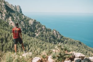Aussicht beim Wandern auf das Meer Mallorca
