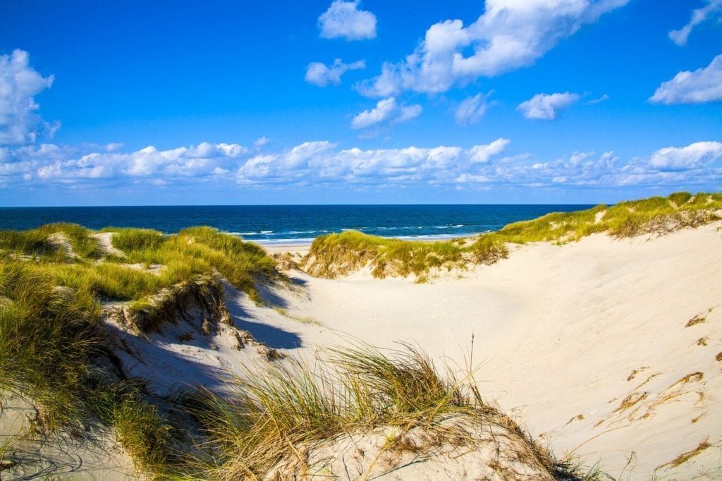 Düne mit weißem Sand und tollem Blick auf die Ostsee, Segeln und Wandern