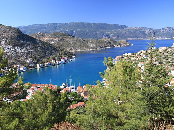 Tolle Bucht von einer kleinen Hafenstadt im Mittelmeer | sailwithus