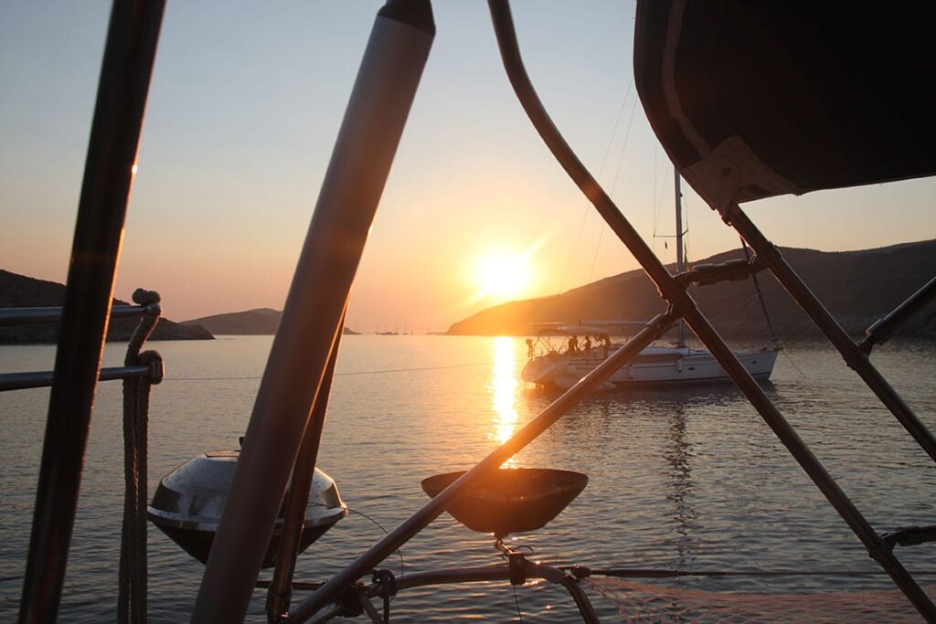 Die Familien an Bord der Segelyacht genießen den Sonnenuntergang und warten auf den Grill und das Abendessen