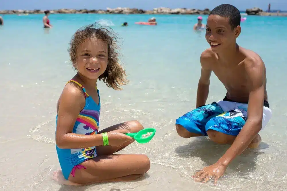 Mit Kindern segeln ist etwas ganz besonderes und im Mittelmeer ist jede Bucht ein Highlight