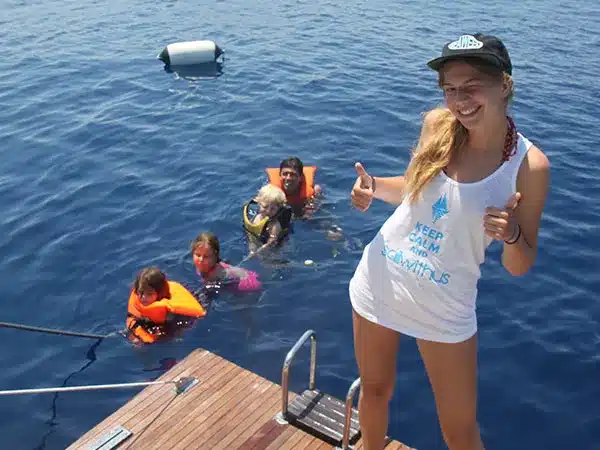 Die Kinder und die Nanny haben Spaß beim Kinderprogramm auf der Segelyacht