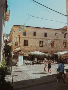 Marktplatz umgeben von Restaurants