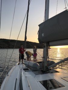 VII. Los ging es und wir ankerten zum ersten Abend gleich in einer Bucht!