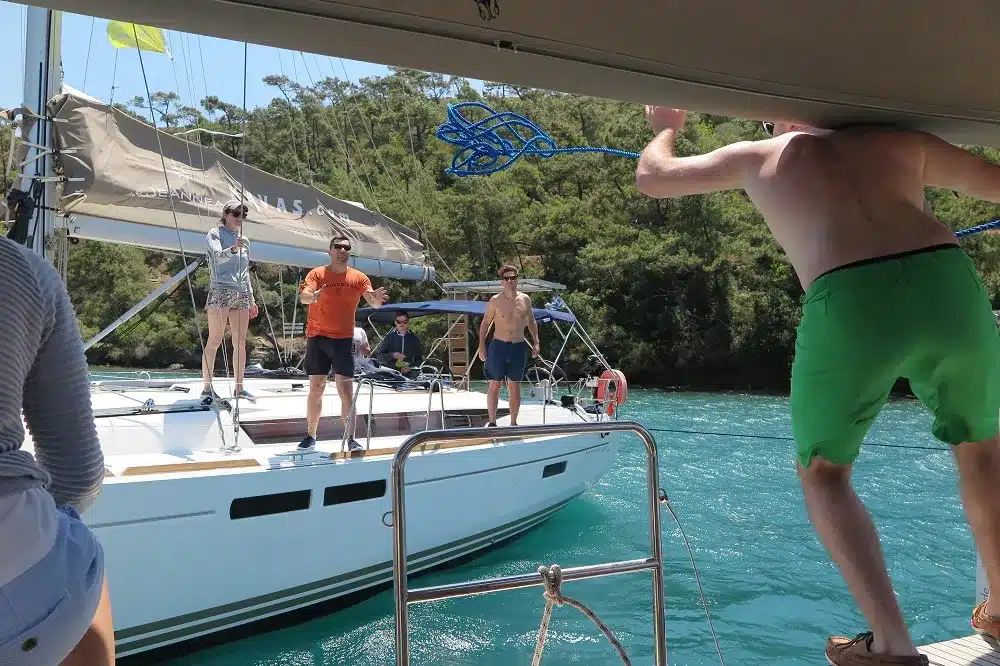 Teamwork wird auf der Segelyacht beim Mitsegeln groß geschrieben