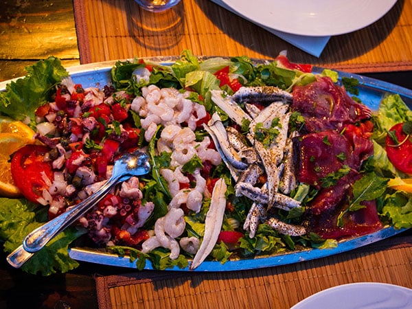 Salat mit frischen Meeresfrüchten aus dem Mittelmeer, ein richtiges Segler Essen
