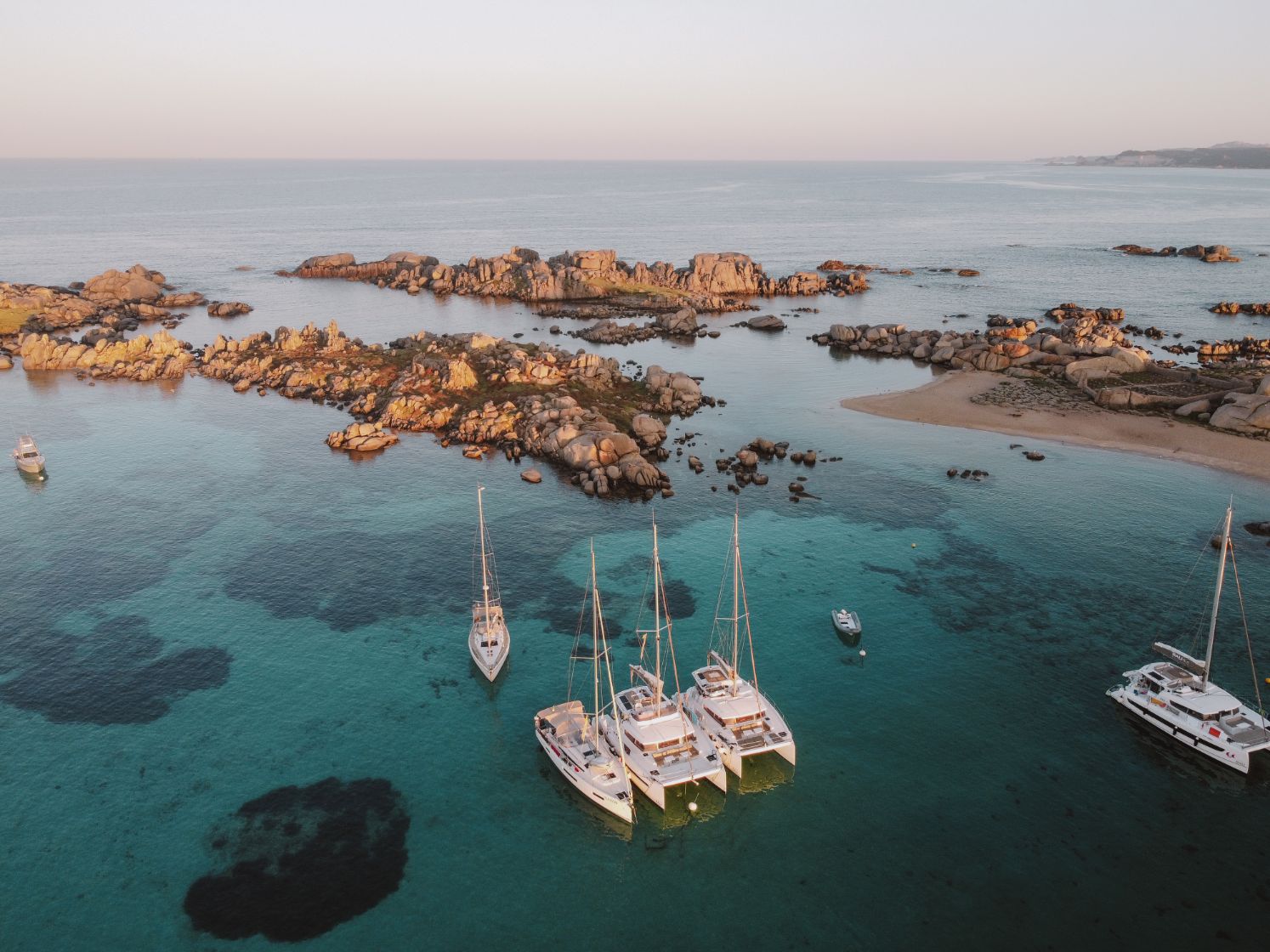 Segelyachten und Katamarane in der Bucht