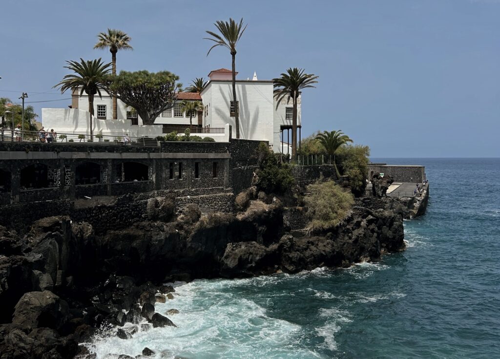 Puerto de la Cruz ist eine lebhafte Küstenstadt, die mit ihren bunten Häusern, dem Meer und den malerischen Stränden perfekt für Fotografie ist. Die Kombination aus Meer, Pflanzen und Architektur ist einzigartig. Top Fotospots Teneriffa besten Fotos.