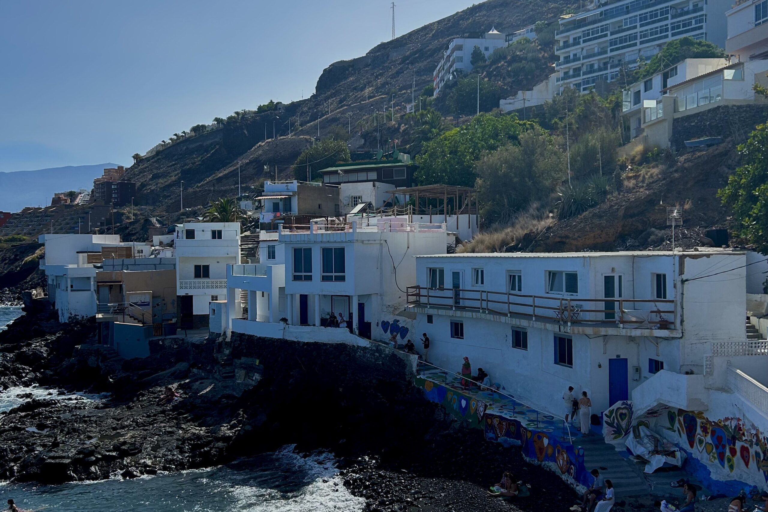 Bocacangrejo ist ein kleiner, weniger bekannter Ort an der Küste Teneriffas, der mit seiner ruhigen Atmosphäre und malerischen Stränden begeistert. Hier findest Du beeindruckende Foto-Kulissen, da die Stadt auch als Herzchen Stadt bekannt ist. Wände voll mit Herzen, schroffe Klippen und das glitzernde Wasser machen den Ort besonders. Top Fotospots Teneriffa besten Fotos.