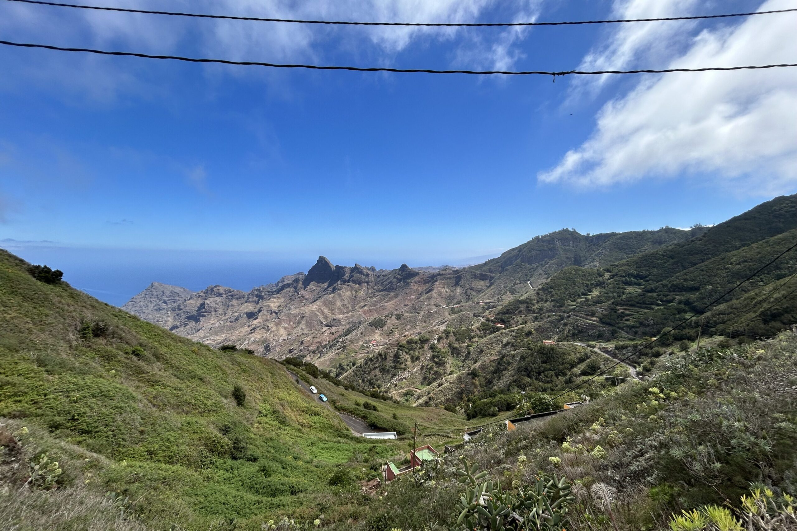 Das Anaga-Gebirge im Nordosten Teneriffas bietet eine spektakuläre Kulisse für Natur- und Landschaftsfotografen. Die üppigen Wälder, steilen Klippen und der atemberaubende Blick auf den Atlantik sind einfach unvergesslich. Die Farben sind sehr grün und man sieht sogar das Meer, was mit dem Horizont verschwimmt. Top Fotospots Teneriffa besten Fotos.