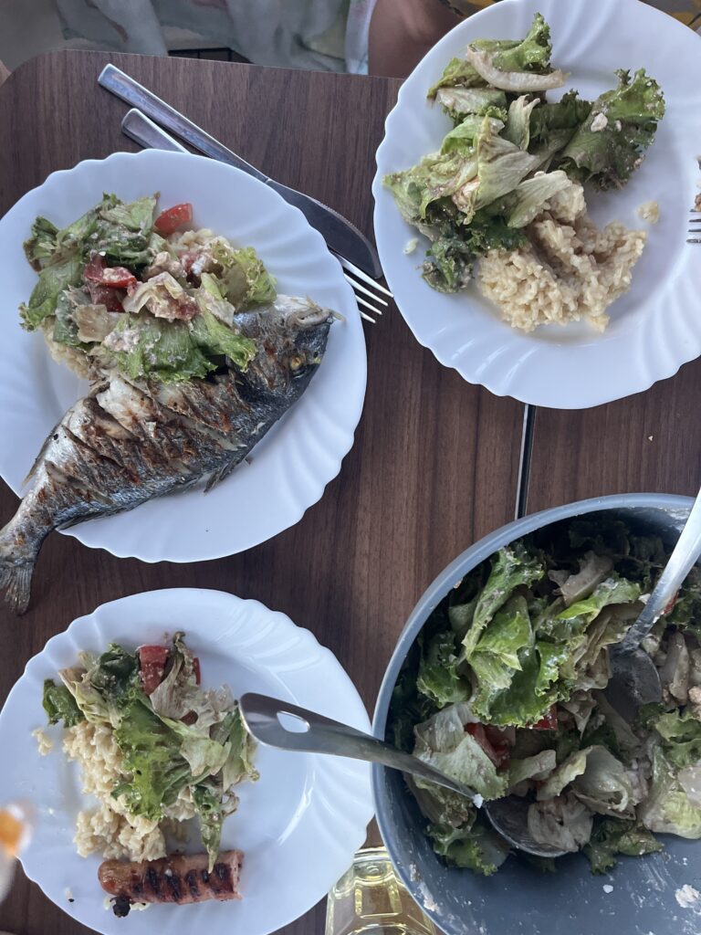 Leckerer Fisch nach dem Angeln, eine perfekte Aktivität im Urlaub