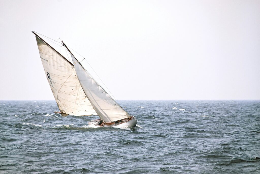 Segelboot auf dem Wasser, starker Wind, kann zu Seekrankheit ade führen und deswegen brauch man ein Pflaster gegen Übelkeit